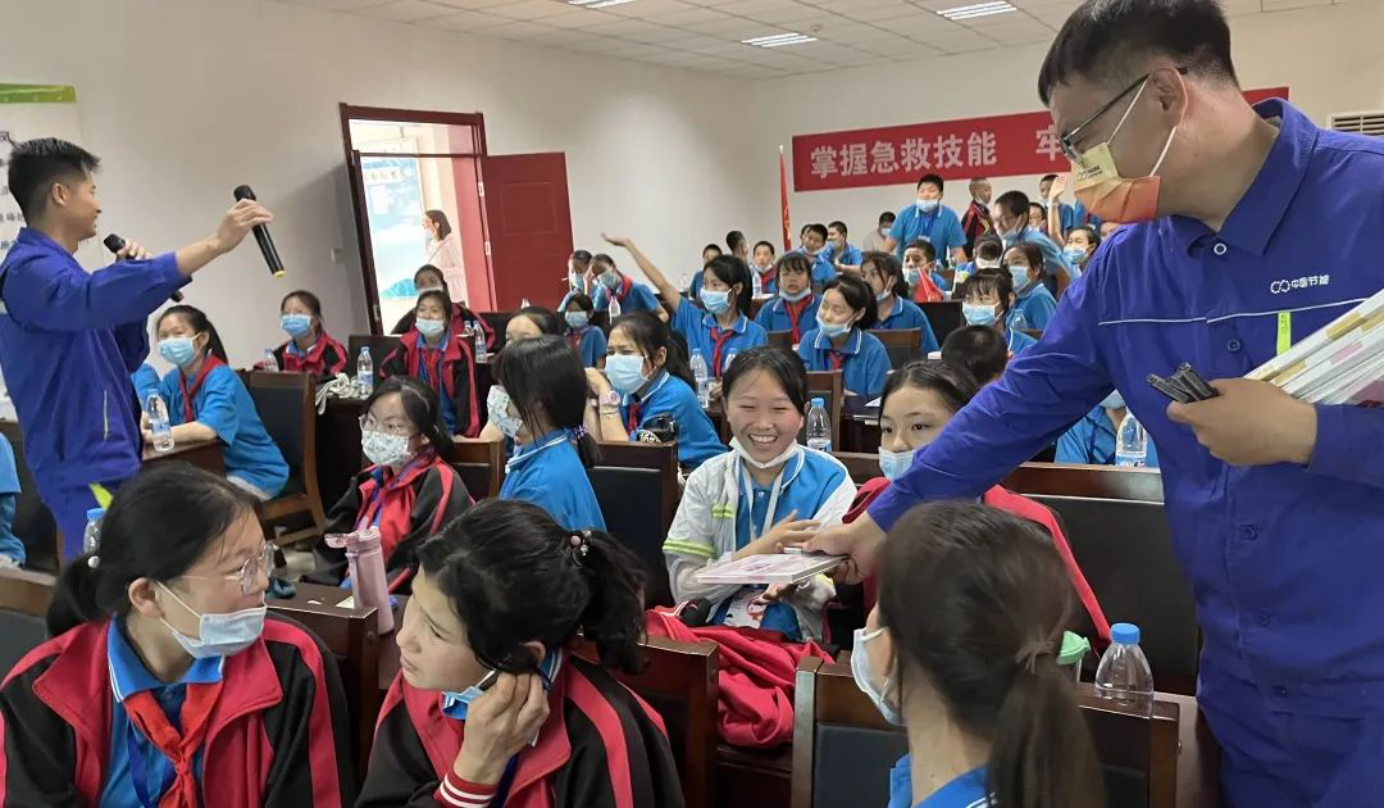 孩子們聆聽(tīng)微黨課